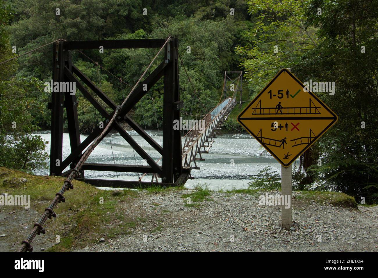 Pont suspendu sur la piste ponctuelle de Robert dans le parc national de Westland Tai Poutini, côte ouest sur l'île du Sud de la Nouvelle-Zélande Banque D'Images