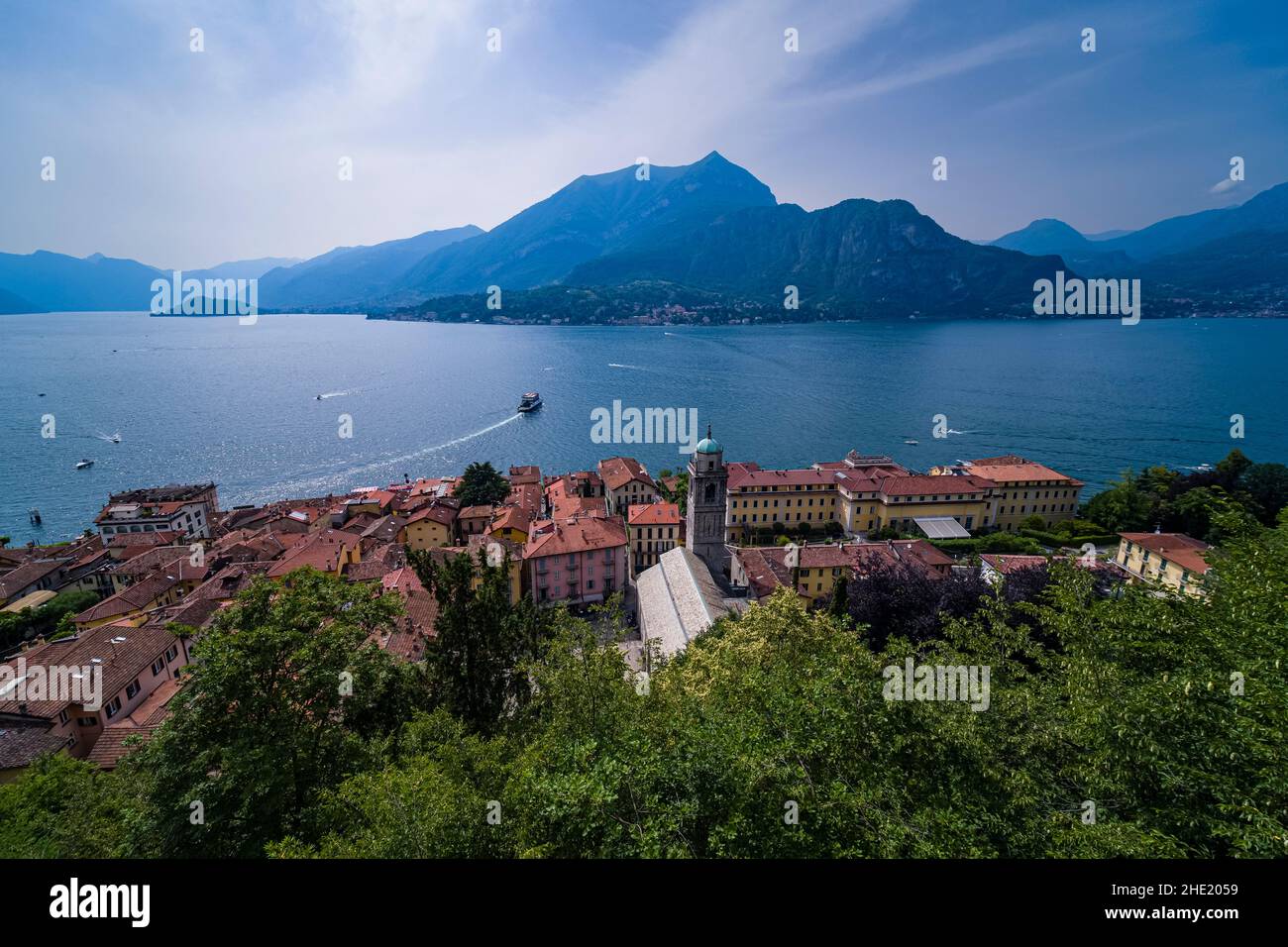 Vue aérienne sur la ville, y compris la basilique Saint-Giacomo, le lac de Côme et les montagnes environnantes. Banque D'Images