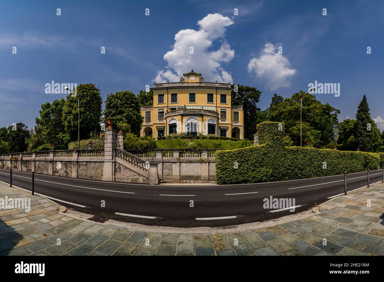 Vue panoramique sur la Villa Margherita Grande, située au bord du lac de Côme, construite au 18th siècle. Banque D'Images