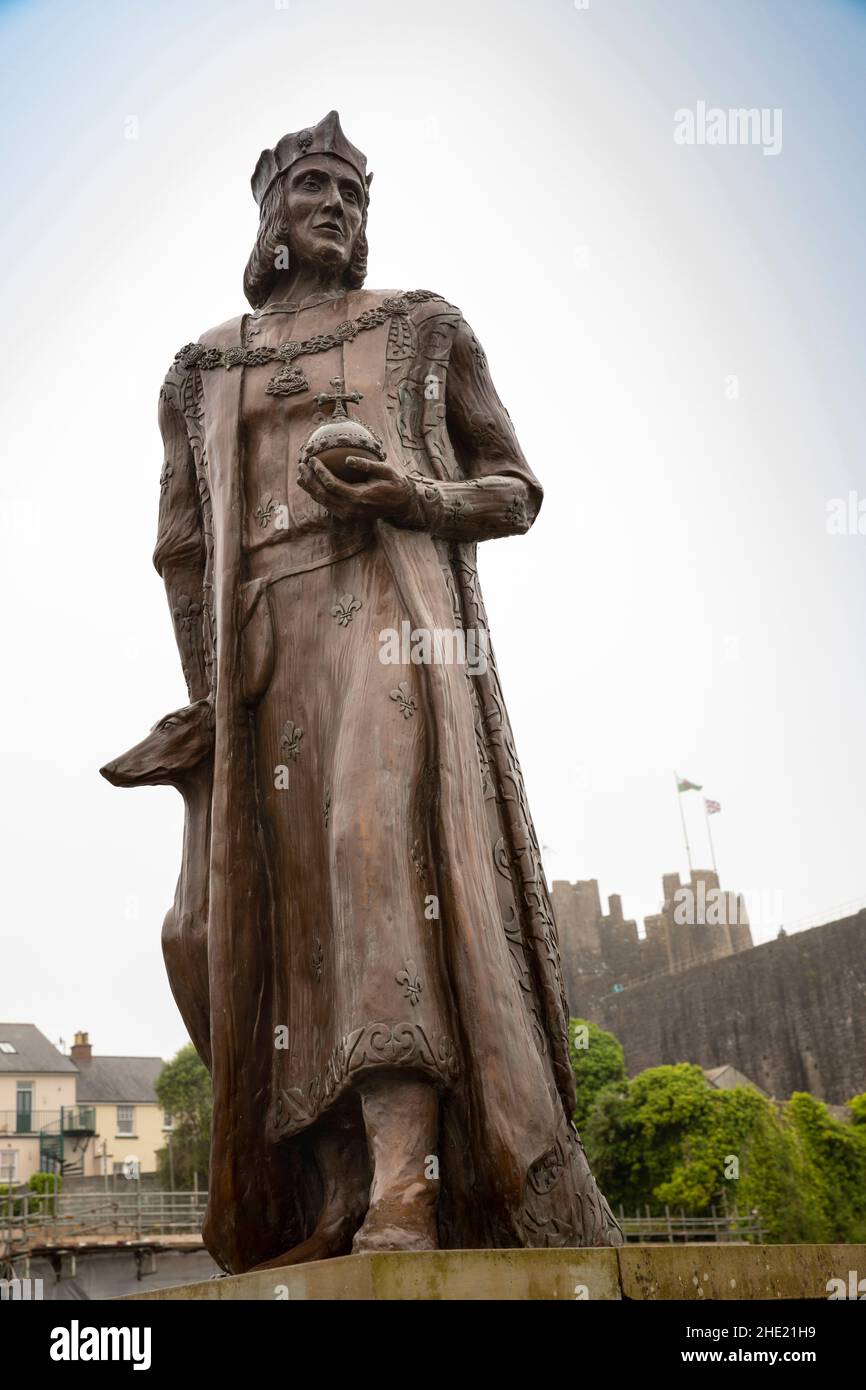 Royaume-Uni, pays de Galles, Pembrokeshire, Pembroke, Statue du roi Henry VII sur le pont au-dessus de Mill Pond Banque D'Images
