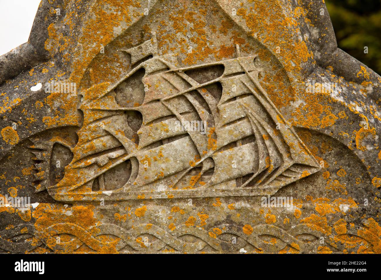 Royaume-Uni, pays de Galles, Pembrokeshire, angle, chantier naval St Mary,Pierre tombale à motif voilier de 1899 couverts de lichen de Thomas Jones Banque D'Images