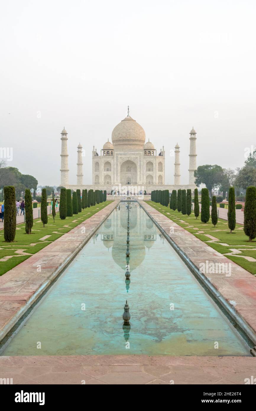 Tôt le matin, la vue du Taj Mahal se reflète dans le bassin réfléchissant, Agra, Uttar Pradesh, Inde, Asie du Sud Banque D'Images