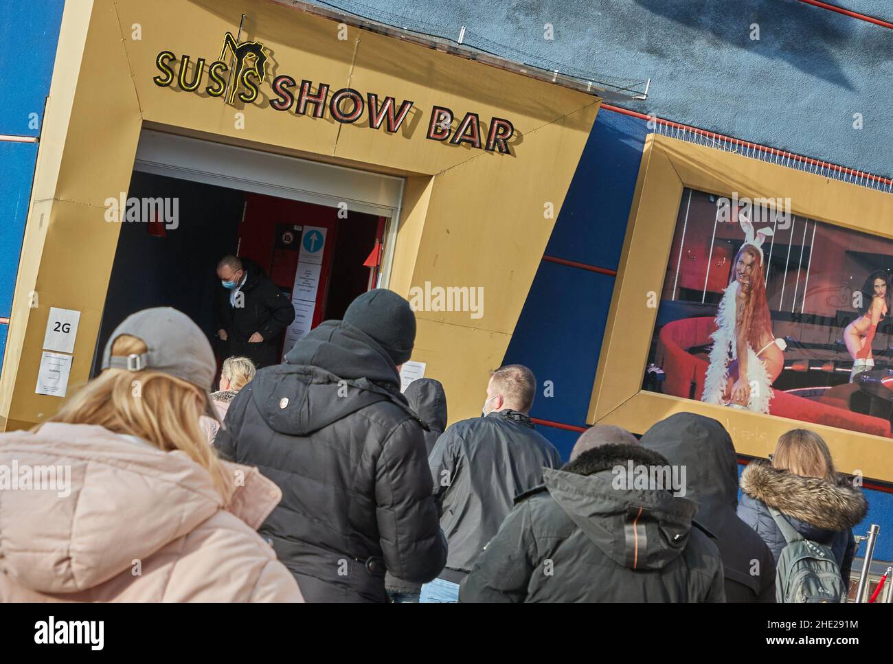 08 janvier 2022, Hambourg: Une file d'attente se forme devant l'entrée du 'Susi's Show Bar' sur la Reeperbahn.Au cours d'une campagne de vaccination au bar, de nombreuses personnes ont été vaccinées contre Corona.Photo: Georg Wendt/dpa Banque D'Images