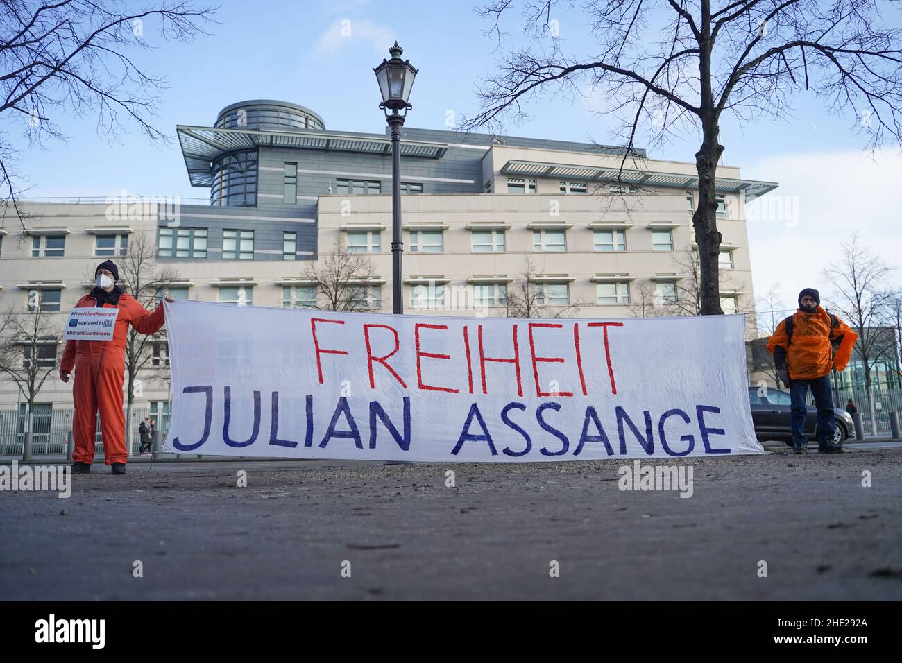08 janvier 2022, Berlin: Un groupe de militants d'Amnesty International protestent devant l'ambassade des États-Unis avec une bannière 'Free Julian Assange' pour la libération de Julian Assange.Photo: Joerg Carstensen/dpa Banque D'Images