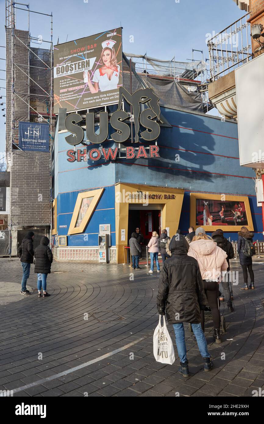 Hambourg, Allemagne.08th janvier 2022.Une file d'attente de personnes se forme devant l'entrée du 'Susi's Show Bar' sur la Reeperbahn.Au cours d'une campagne de vaccination au bar, de nombreuses personnes ont été vaccinées contre Corona.Credit: Georg Wendt/dpa/Alay Live News Banque D'Images