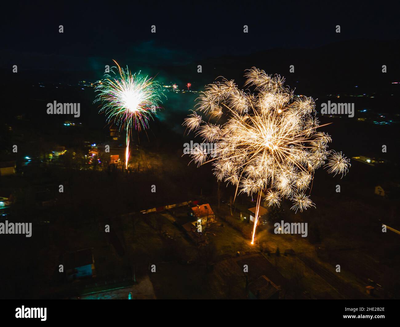 Vue aérienne des feux d'artifice dans les montagnes à la fin de la saison d'hiver.Feux d'artifice de la Saint-Sylvestre.Art coloré photo de haute qualité Banque D'Images