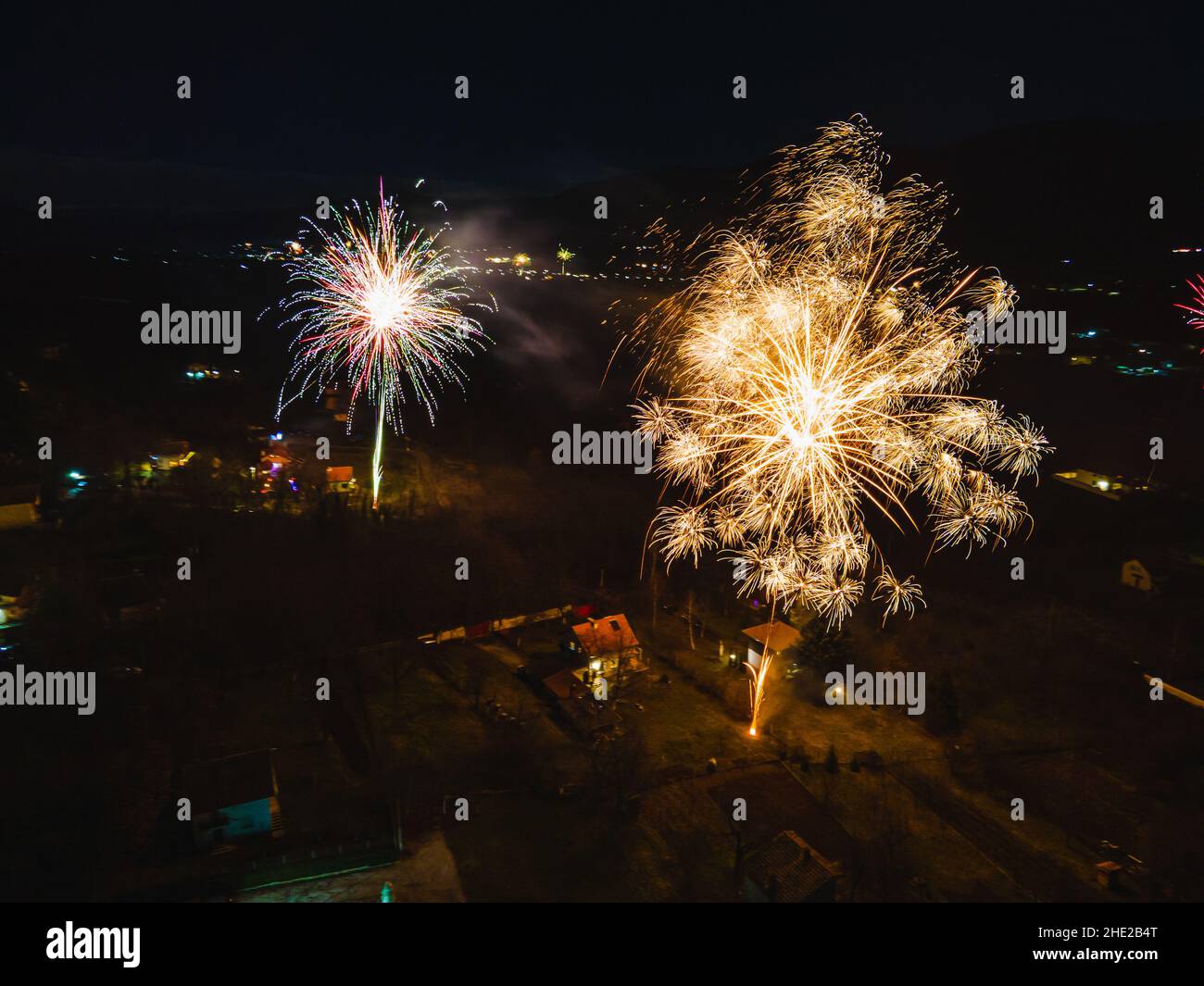 Vue aérienne des feux d'artifice dans les montagnes à la fin de la saison d'hiver.Feux d'artifice de la Saint-Sylvestre.Art coloré photo de haute qualité Banque D'Images