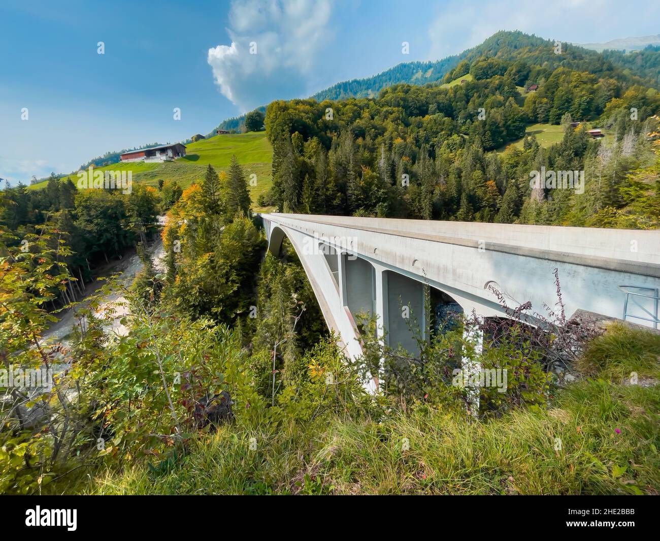 Schiers, Suisse - 27 septembre 2021 : célèbre site historique international de génie civil, pont Salginatobel, arche en béton armé brid Banque D'Images