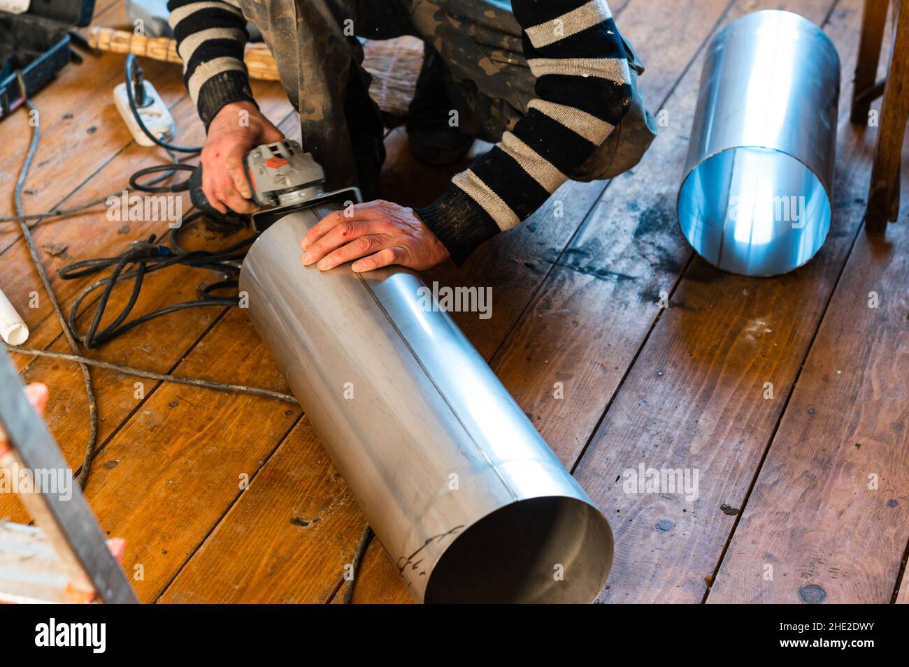 Installation d'un tuyau pour un conduit en acier inoxydable, un tuyau d'un diamètre de deux cents millimètres. Banque D'Images