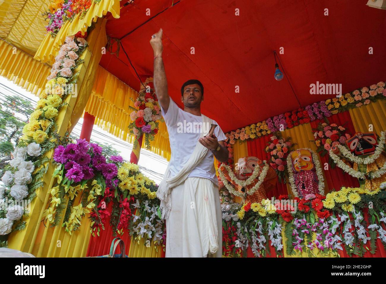 Howrah, Bengale occidental, Inde - 7th juillet 2019 : prêtre hindou adorant idole de Dieu Jagannath, Balaram et Suvodra. Le festival Ratha jatra est célèbre. Banque D'Images
