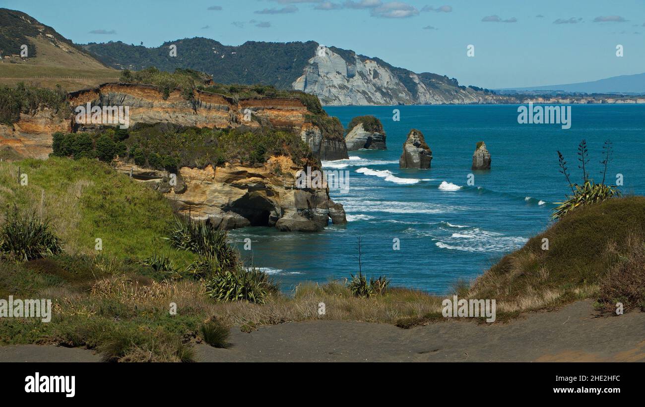 Vue de trois Sœurs depuis le point de vue panoramique de Mokau, région de Taranaki sur l'île du Nord de la Nouvelle-Zélande Banque D'Images