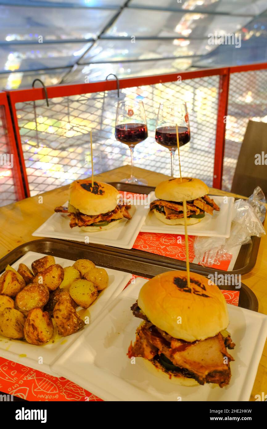 décembre 2021 Florence, Italie: Hamburgers, pommes de terre rustiques, vin rouge sur la cour de restauration du marché central de Florence, mercato centrale Banque D'Images