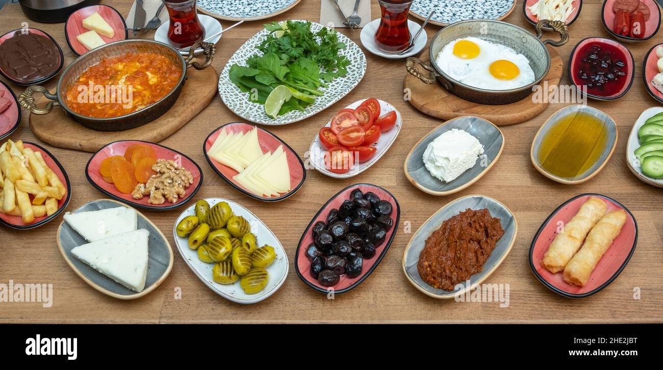 Table de petit déjeuner.Table de petit-déjeuner traditionnelle turque (Serpme kahvaltı).Petit déjeuner de style turc. Banque D'Images