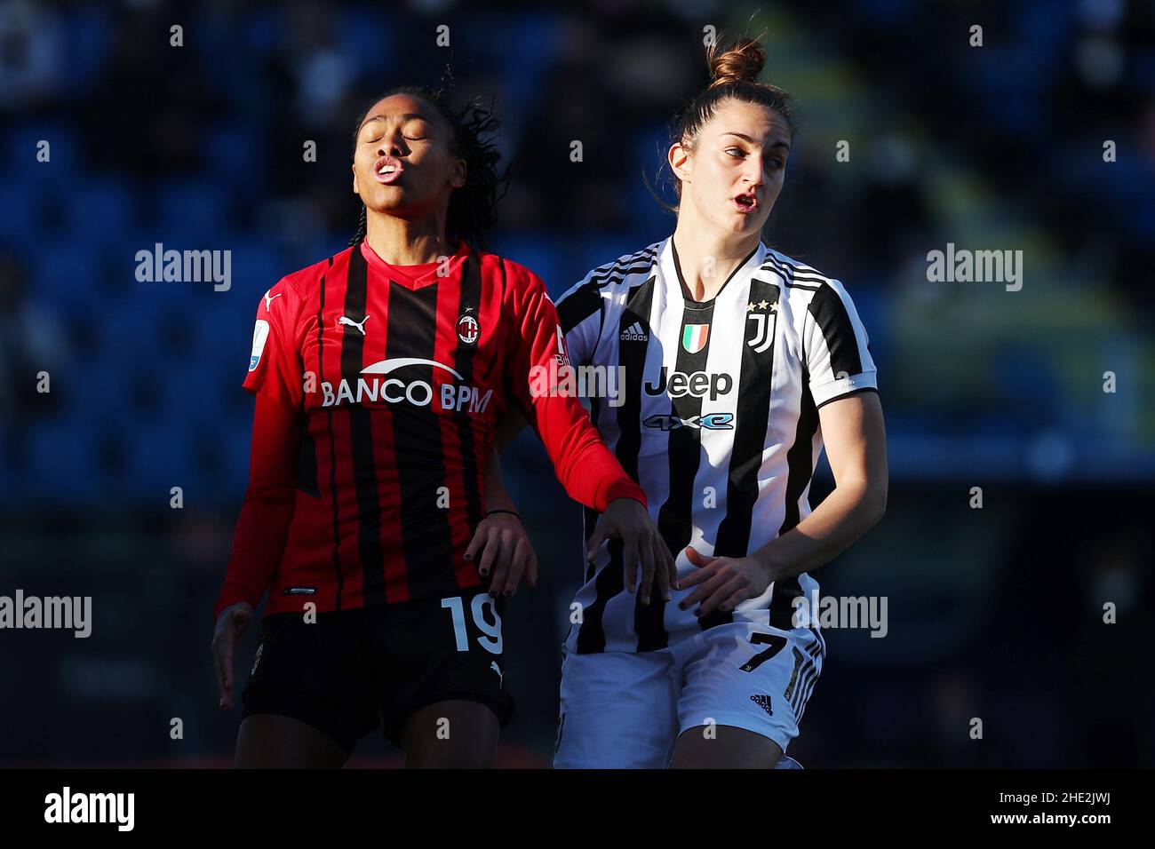 Lindsey Thomas de Milan (L) et Martina Lenzini de Juventus (R) réagissent lors de la Super coupe de la Femme italienne, finale de football entre Juventus FC et AC Milan le 8 janvier 2022 au stade Benito Stirpe de Frosinone, Italie - photo Federico Proietti / DPPI Banque D'Images