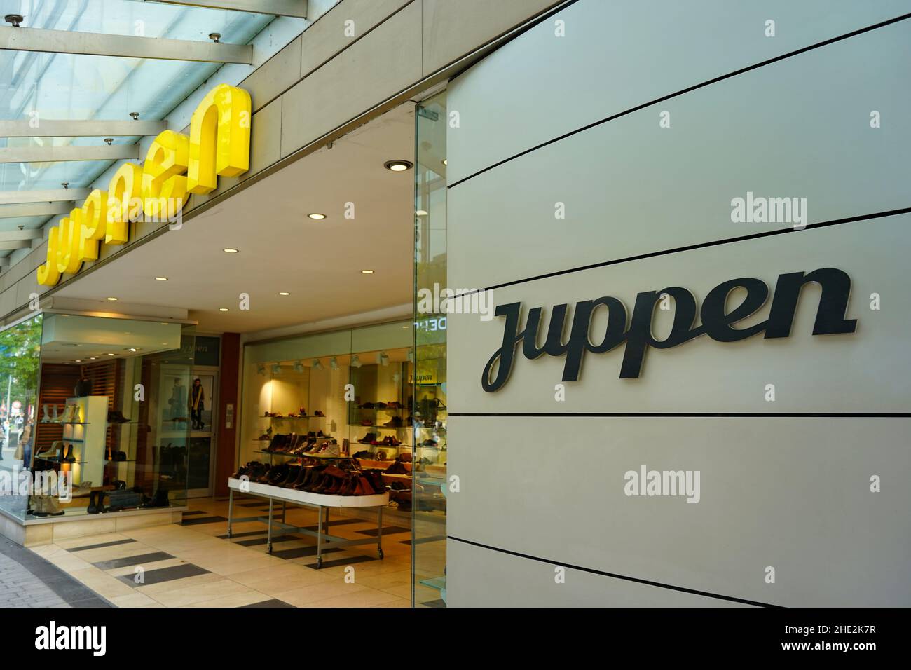 Le magasin de chaussures allemand Juppen, établi de longue date, se trouve dans la rue commerçante de Shadowstraße à Düsseldorf/Allemagne. Banque D'Images