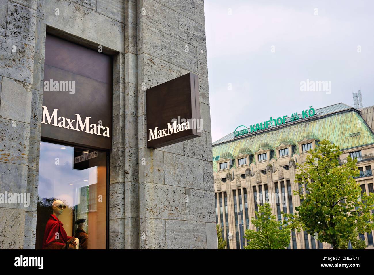 Quartier commerçant de Düsseldorf/Allemagne, Königsallee, avec un magasin Max Mara moderne et un grand magasin historique Kaufhof. Banque D'Images