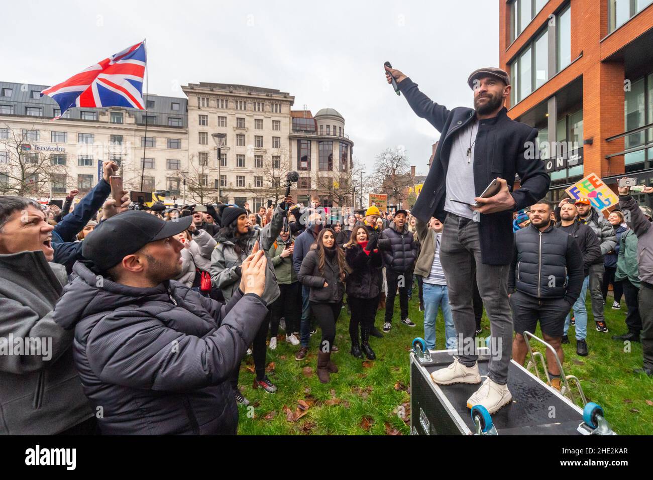 Paul Boys donne un discours à une foule dans les jardins Piccadilly de Manchester, le 6th décembre 2020, lors d'une manifestation de liberté/d'anti-verrouillage.Angleterre, Royaume-Uni Banque D'Images