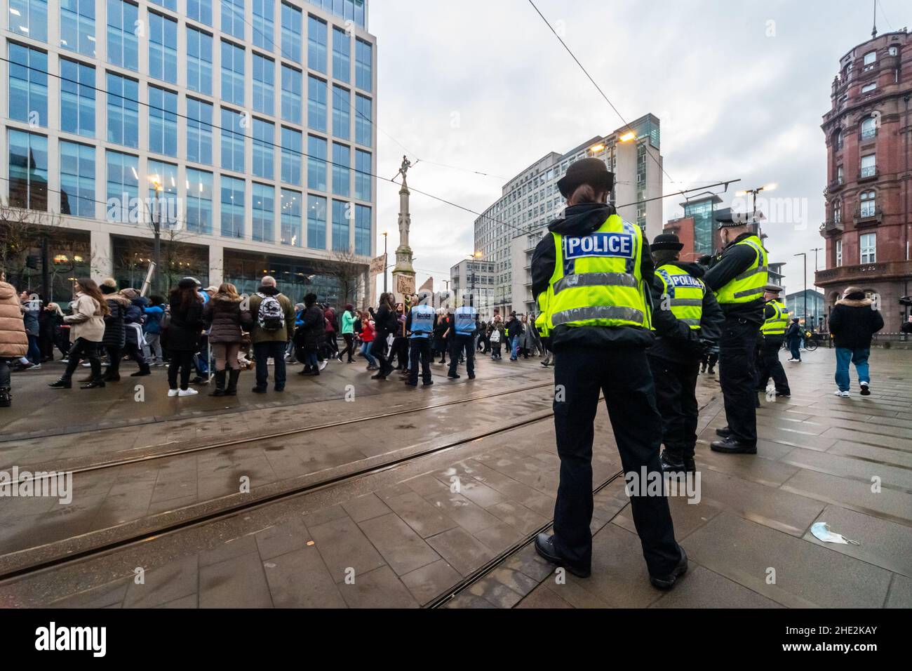 La police veille à ce que les foules se défiltrent lors d'une manifestation de liberté/d'anti-verrouillage à Manchester, en Angleterre, le 6th 2020 décembre Banque D'Images