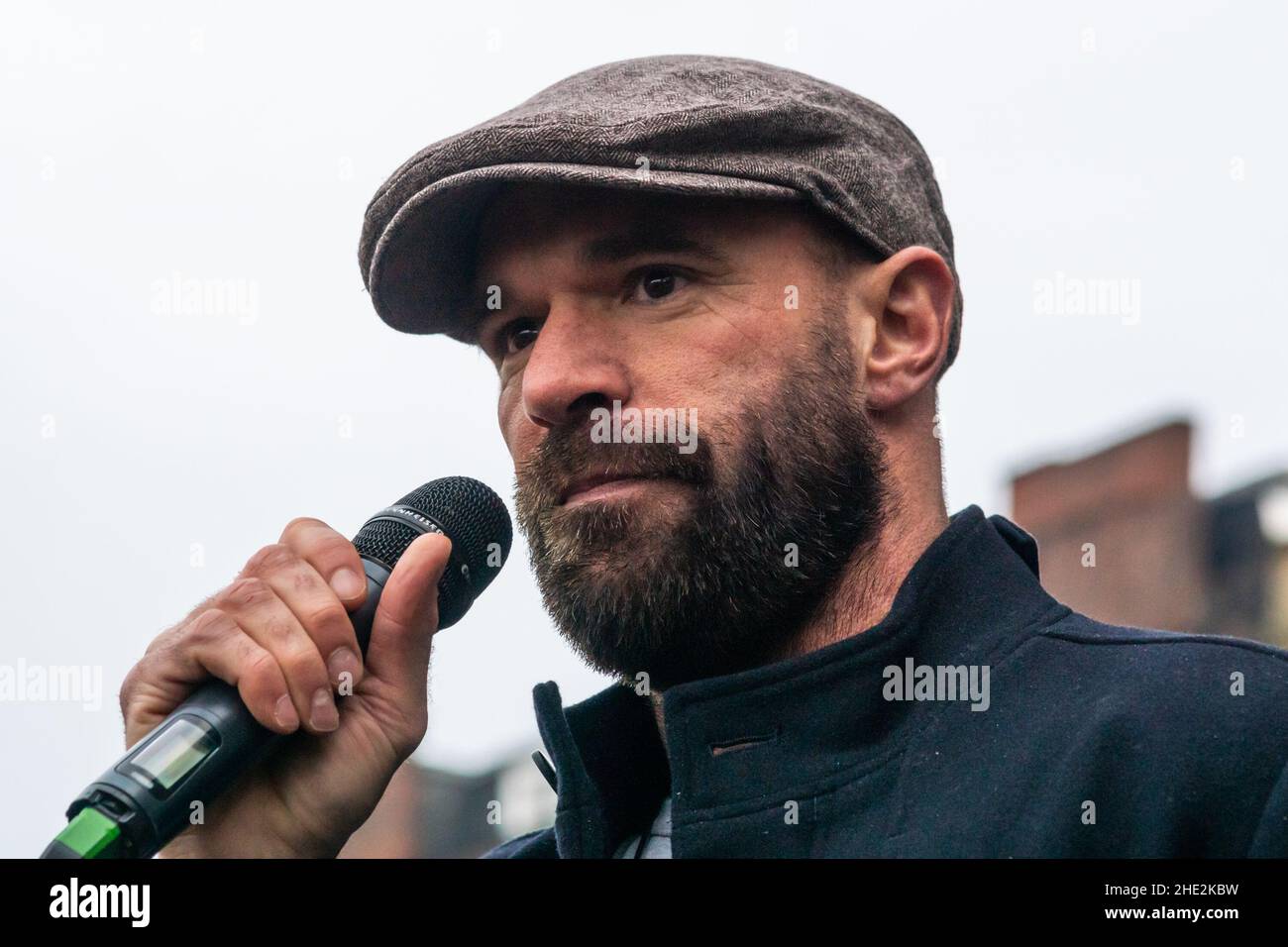 Paul Boys, un éminent défenseur de la liberté et contre les blocages et les restrictions du Covid-19, prononce un discours devant une foule à Manchester, au Royaume-Uni, en décembre 2020 Banque D'Images