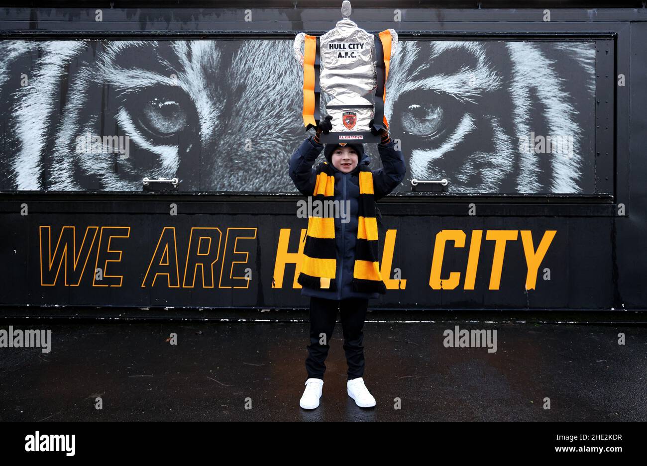 Un jeune fan de Hull City avec une coupe FA en aluminium montre son soutien avant le troisième match rond de la coupe FA Emirates au MKM Stadium, Hull.Date de la photo: Samedi 8 janvier 2022. Banque D'Images