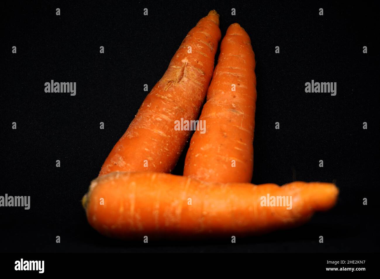 La carotte est un légume de racine, généralement de couleur orange Banque D'Images