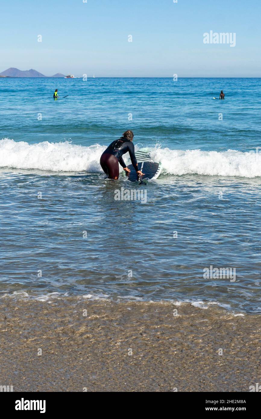 Apprendre à pagayer sur les vagues de l'océan lors d'une journée ensoleillée à Lanzarote sur l'île des Canaries Banque D'Images