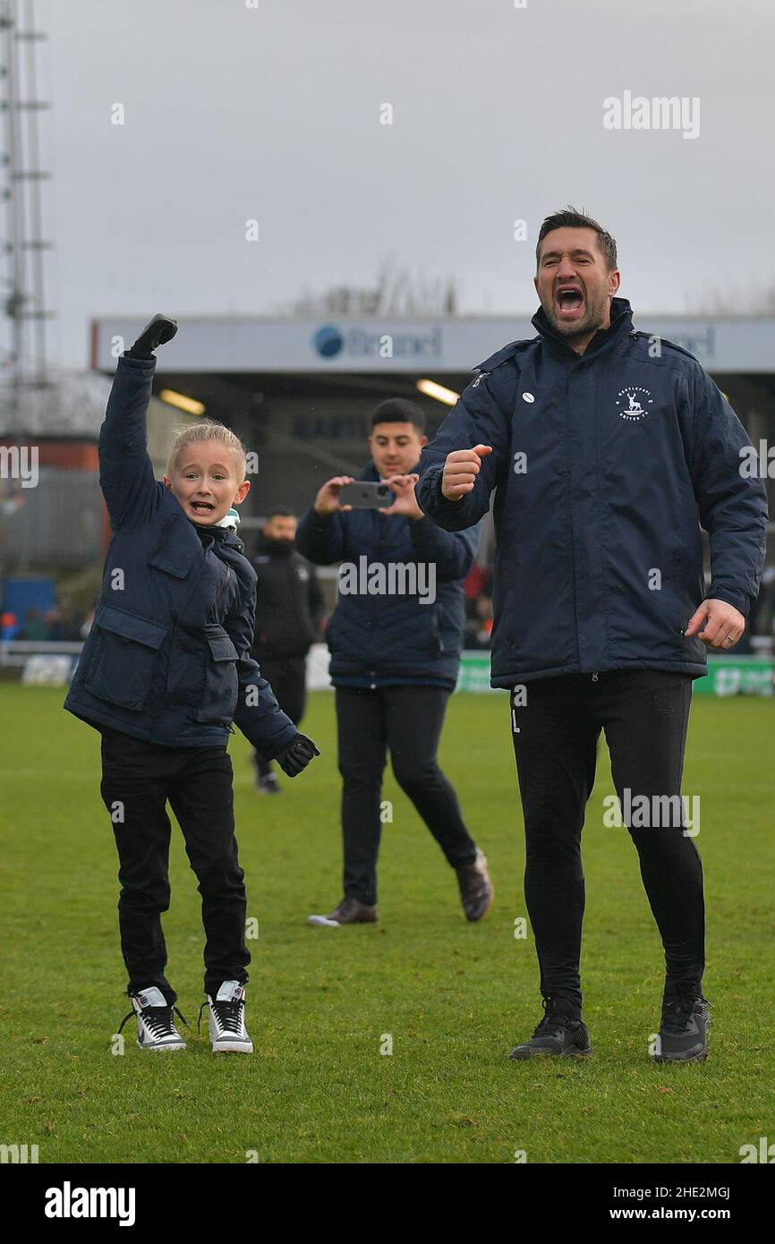 Hartlepool, Royaume-Uni.8th janvier 2021.HARTLEPOOL, ROYAUME-UNI.JAN 8th Graeme Lee et son fils célèbrent une grande victoire pour Hartlepool United lors du match de troisième tour de la coupe FA entre Hartlepool United et Blackpool à Victoria Park, Hartlepool, le samedi 8th janvier 2022.(Crédit : Scott Llewellyn | MI News) crédit : MI News & Sport /Alay Live News Banque D'Images