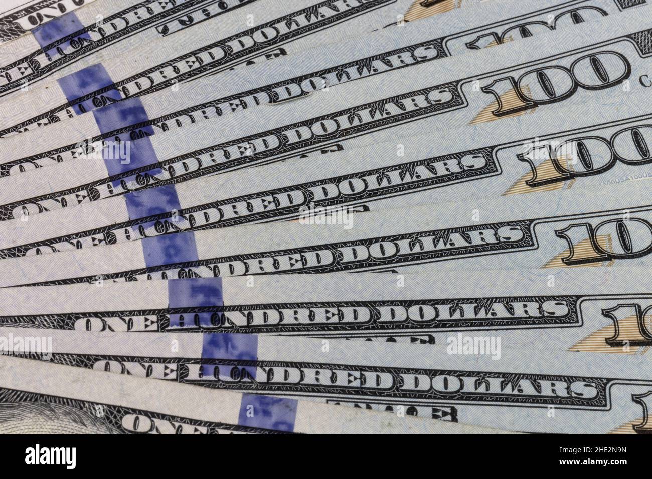 Des billets de cent dollars répartis en une ligne - des billets de banque de 100 dollars répartis en une ligne. Banque D'Images