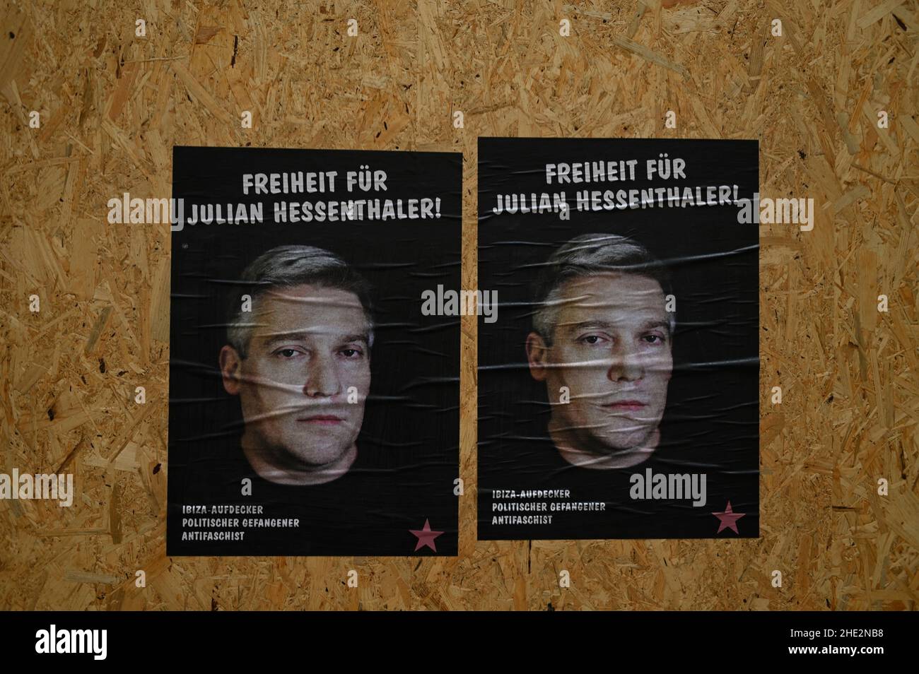 Vienne, Autriche.Affiches sur un mur en bois.Liberté pour Julian Hessenthaler, découvreur d'Ibiza Banque D'Images