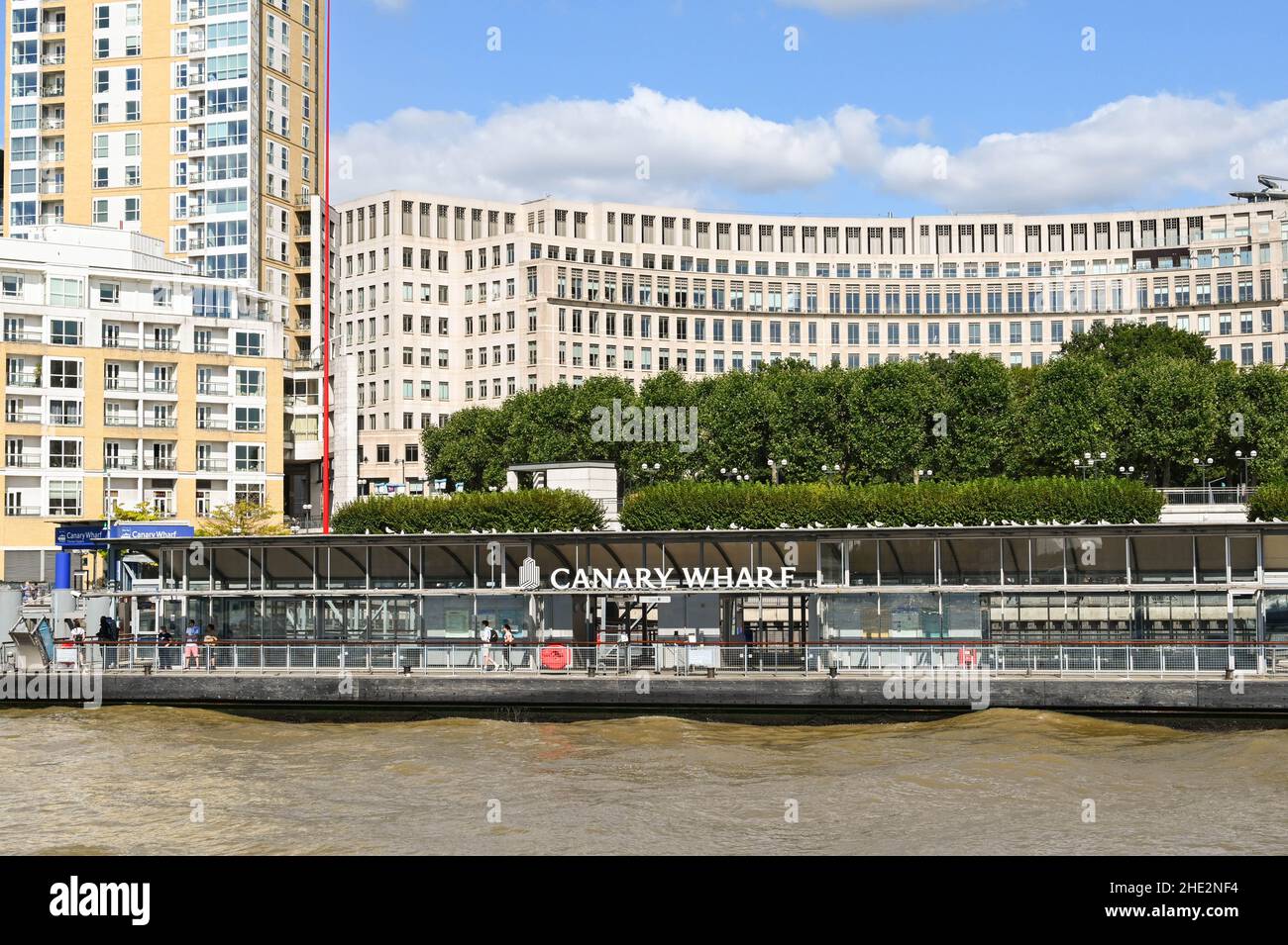 Londres, Angleterre - juin 2021 : personnes attendant un ferry pour passagers sur la jetée de Canary Wharf dans le centre de Londres. Banque D'Images