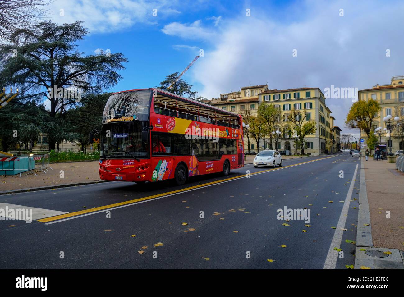 Décembre 2021 Florence, Italie: Bus touristique rouge traversant les rues de la ville Banque D'Images