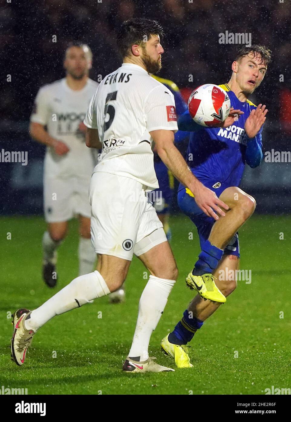 Wwill Evans de Boreham Wood (à gauche) et Luke McCormick de l'AFC Wimbledon se battent pour le ballon lors du troisième tour de la coupe Emirates FA au LV Bet Stadium Meadow Park, à Borehamwood.Date de la photo: Samedi 8 janvier 2022. Banque D'Images