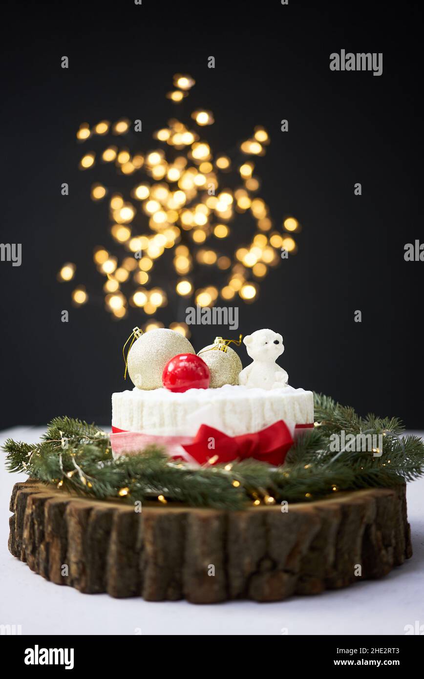 Gâteau de Noël traditionnel avec fruits, noix et glaçure blanche avec décorations de Noël. Banque D'Images