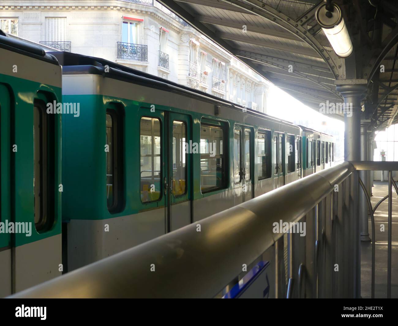 Paris, France.Janvier 02.2022. Station de métro Passy.Perspective sur les rails des transports publics avec des wagons. Banque D'Images