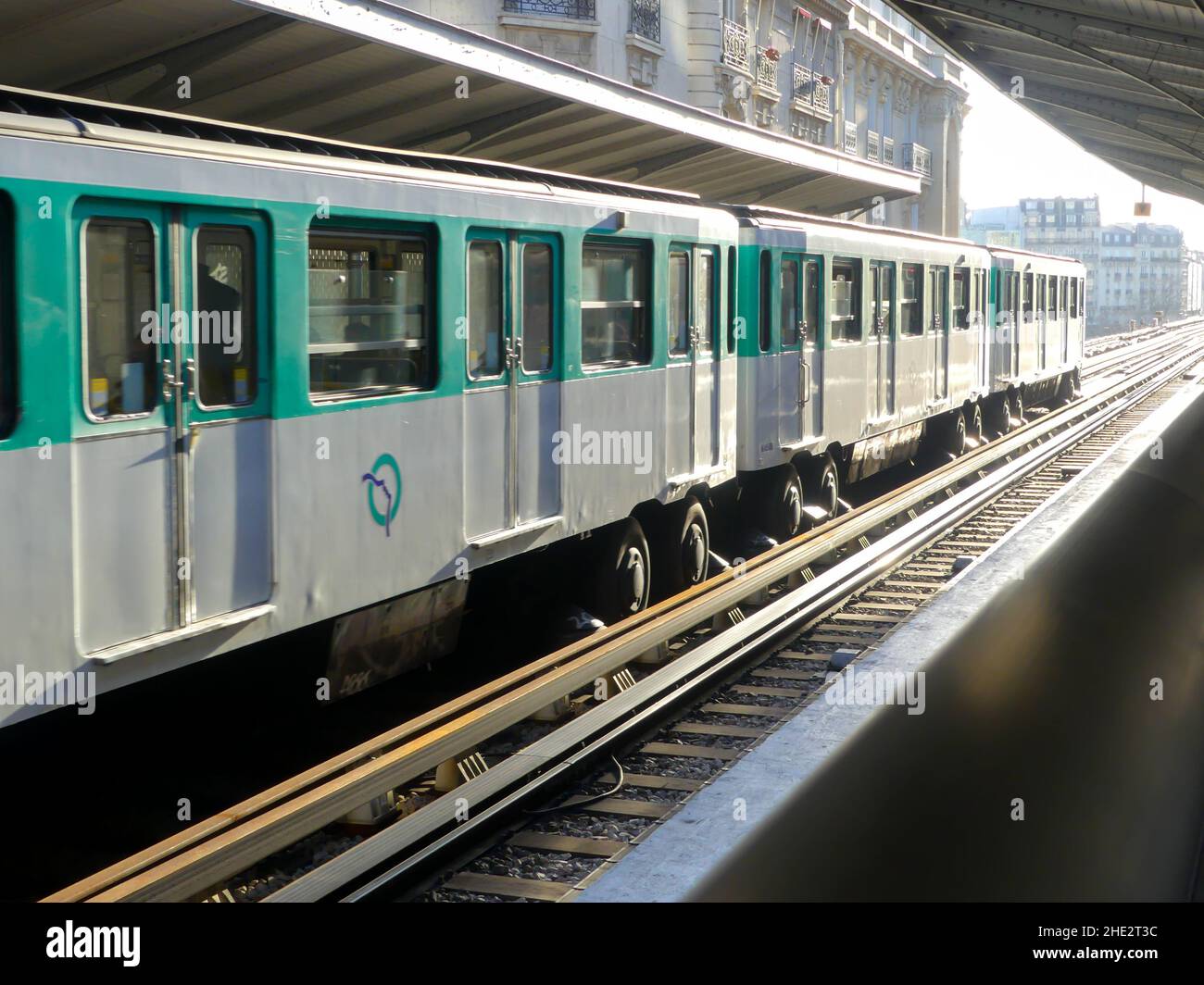 Paris, France.Janvier 02.2022. Station de métro Passy.Perspective sur les rails des transports publics avec des wagons. Banque D'Images