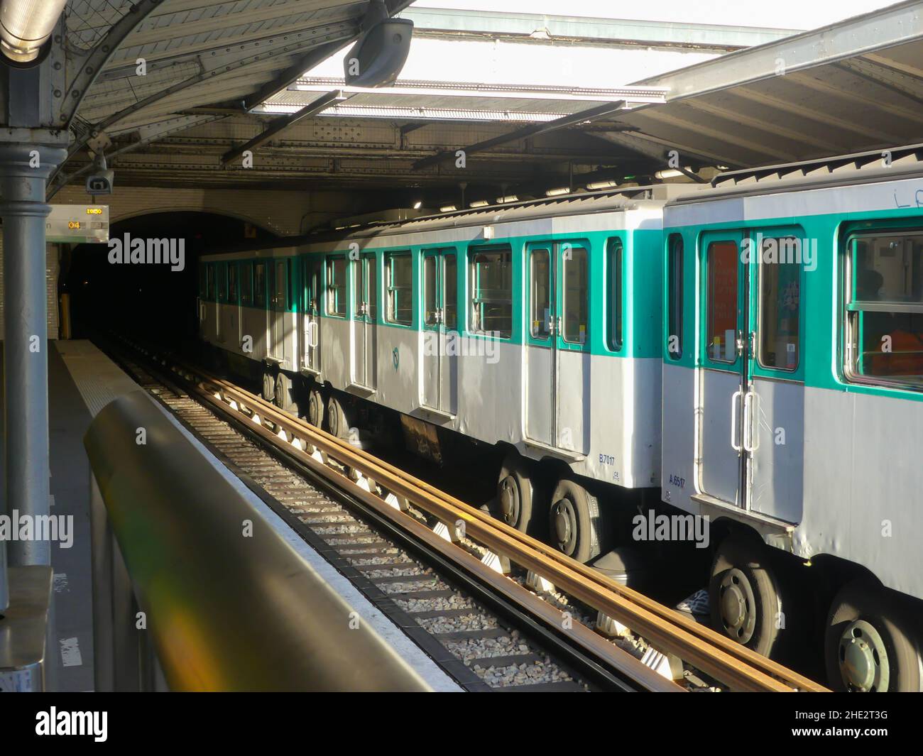Paris, France.Janvier 02.2022. Station de métro Passy.Perspective sur les rails des transports publics avec des wagons. Banque D'Images