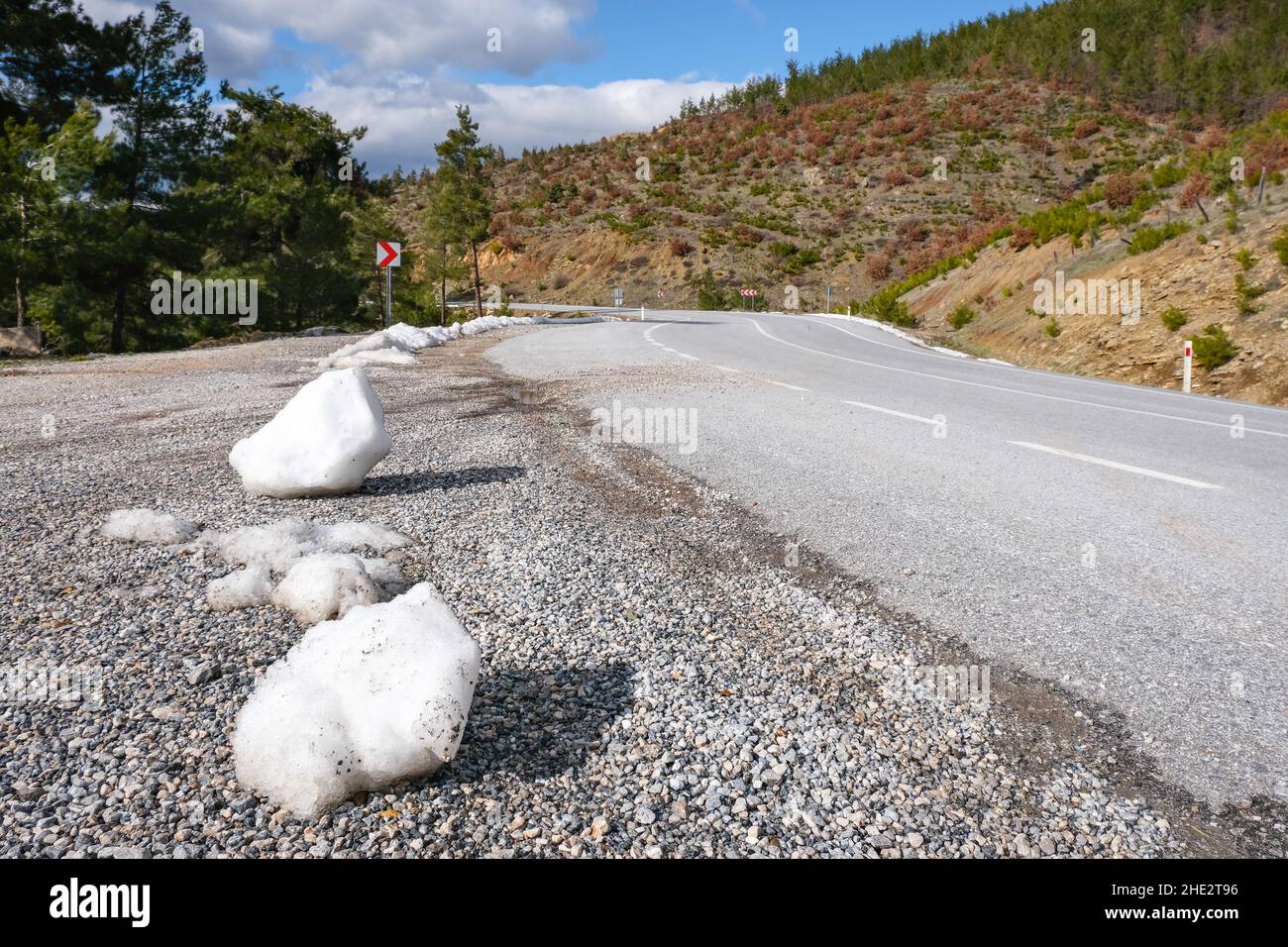 La fonte des masses de neige au bord de la route, tas de neige blanche en plein air. Banque D'Images