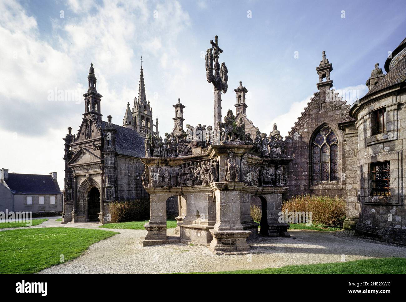 Guimiliau (Finistère), Kirche Saint-Miliau, Enclos paroissial, umfriedeter Pfarrbezirk mit Kalvarienberg, 1581 - 1588 Banque D'Images