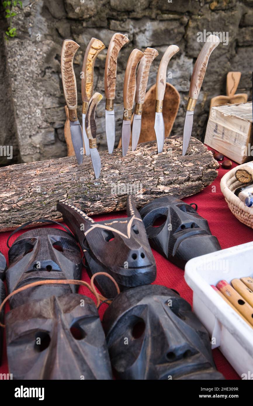 Souvenirs sardes dans une cabine dans un marché ouvert Banque D'Images