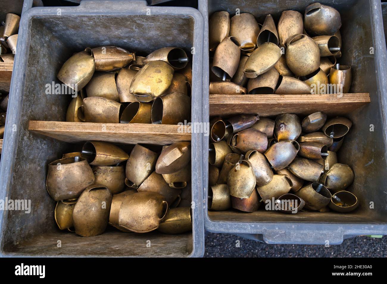 Vue de dessus d'une boîte pleine de cloches de vache, souvenir sarde Banque D'Images