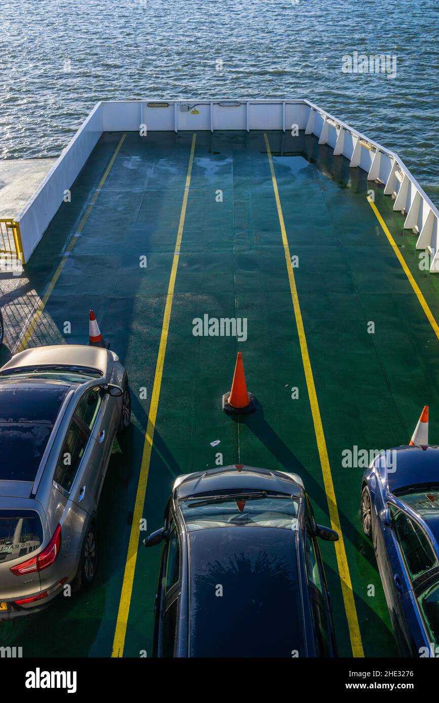 Vue sur le pont de voiture à bord du ferry Red Eagle de Southampton à l'île de Wight, Angleterre, Royaume-Uni Banque D'Images
