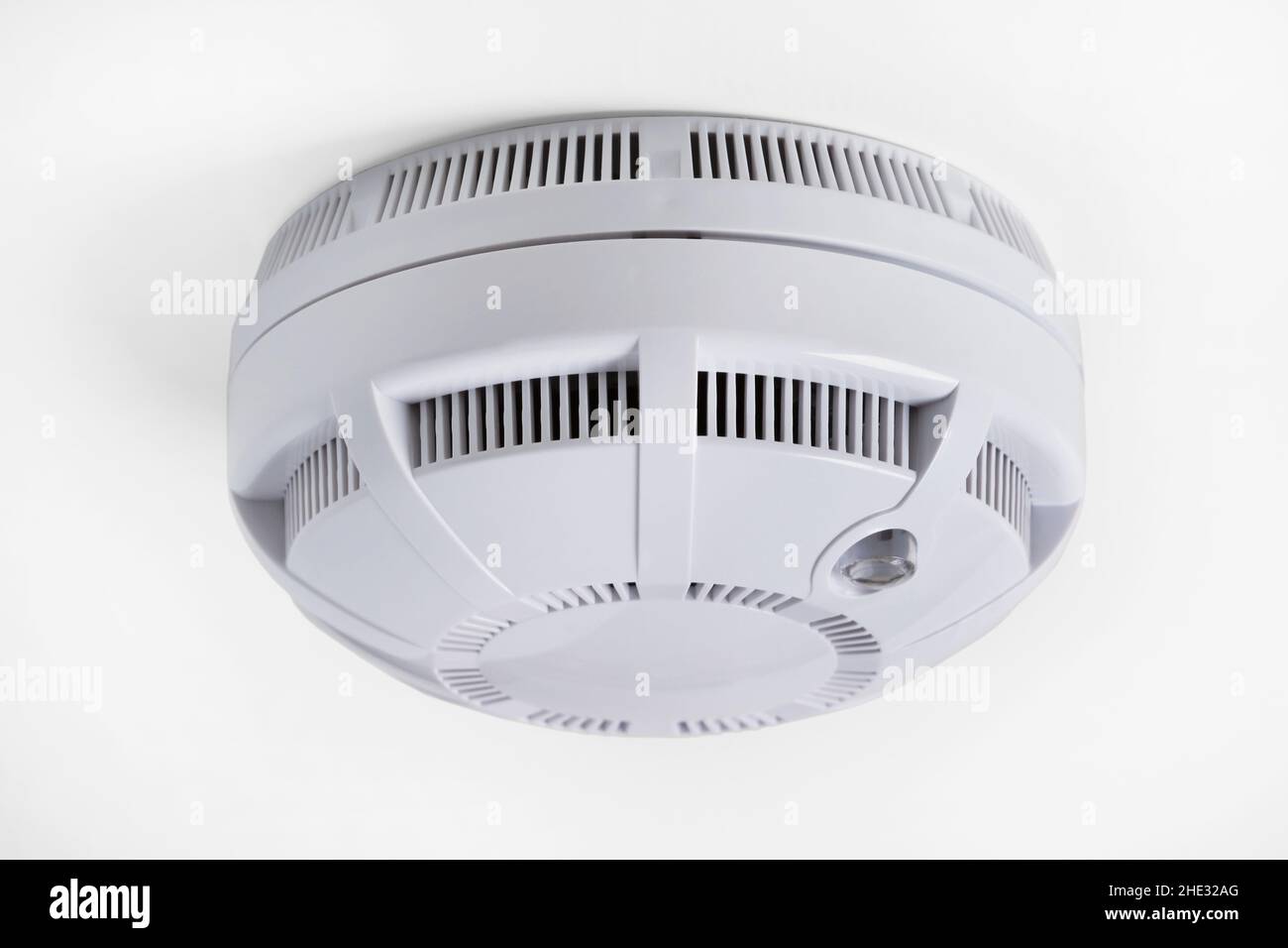 Détecteur de fumée de plafond gros plan sur blanc Banque D'Images