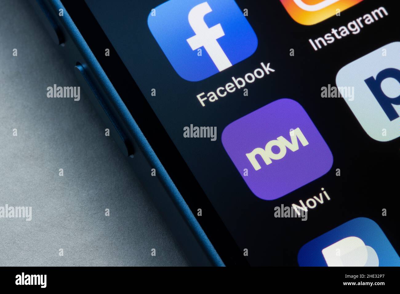 L'icône de l'application Novi s'affiche sur un iPhone.Novi de Meta permet aux utilisateurs d'envoyer, de dépenser et de recevoir des paiements numériques dans Messenger, WhatsApp et l'application Novi. Banque D'Images
