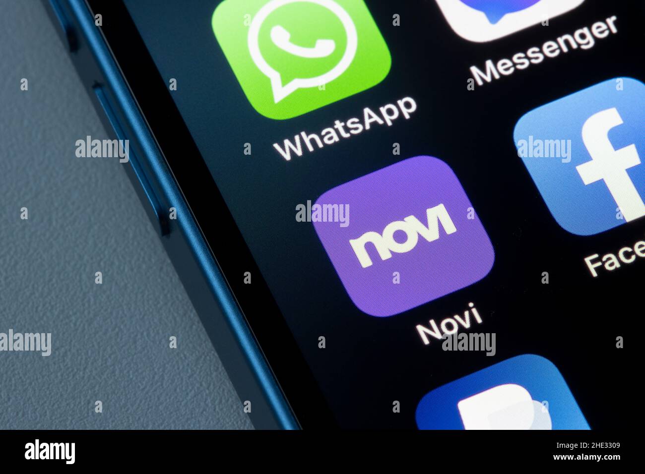 L'icône de l'application Novi s'affiche sur un iPhone.Novi de Meta permet aux utilisateurs d'envoyer, de dépenser et de recevoir des paiements numériques dans Messenger, WhatsApp et l'application Novi. Banque D'Images
