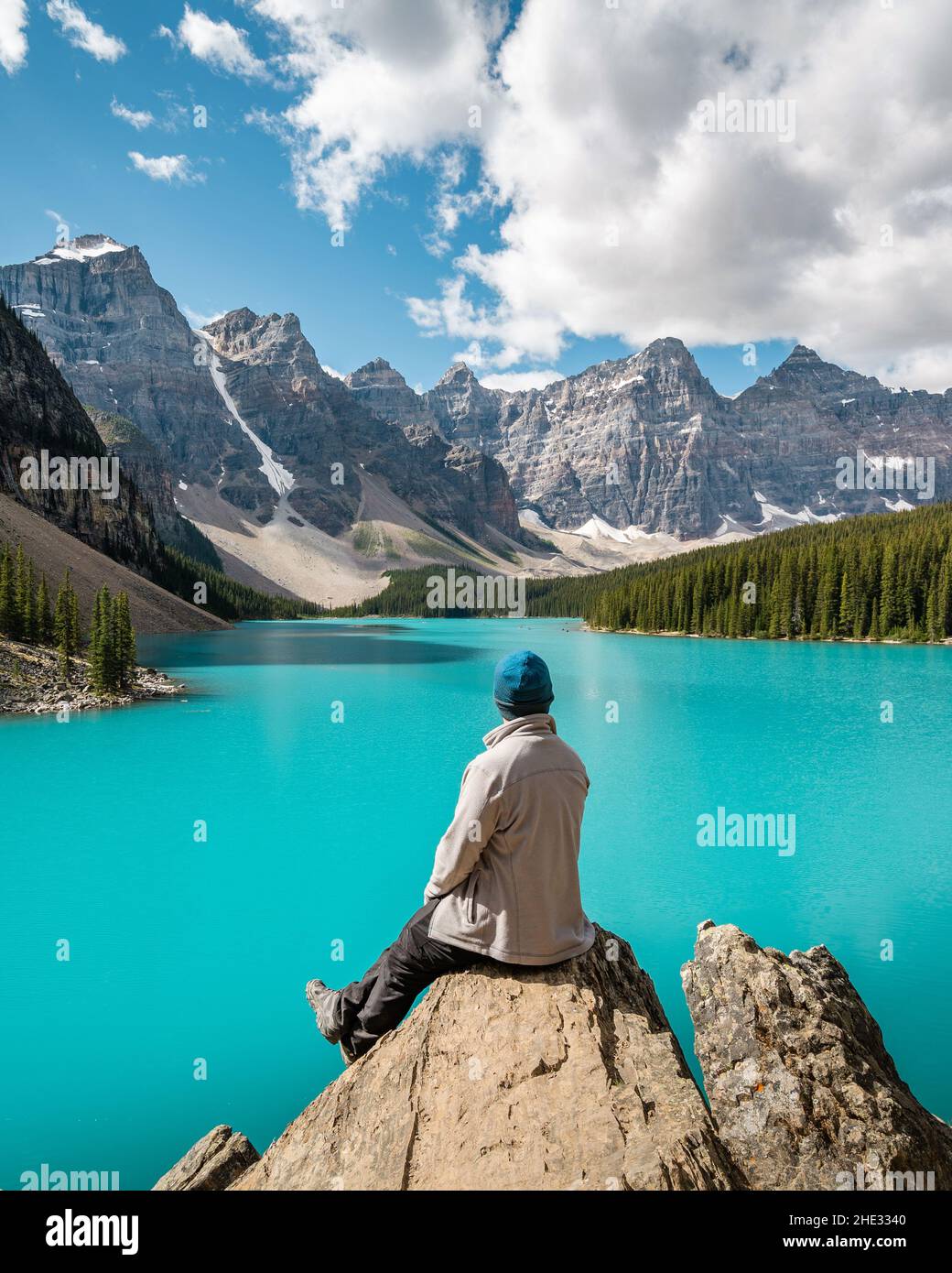 Randonneur regardant la vue sur le lac Moraine pendant l'été dans le parc national Banff, Alberta, Canada. Banque D'Images