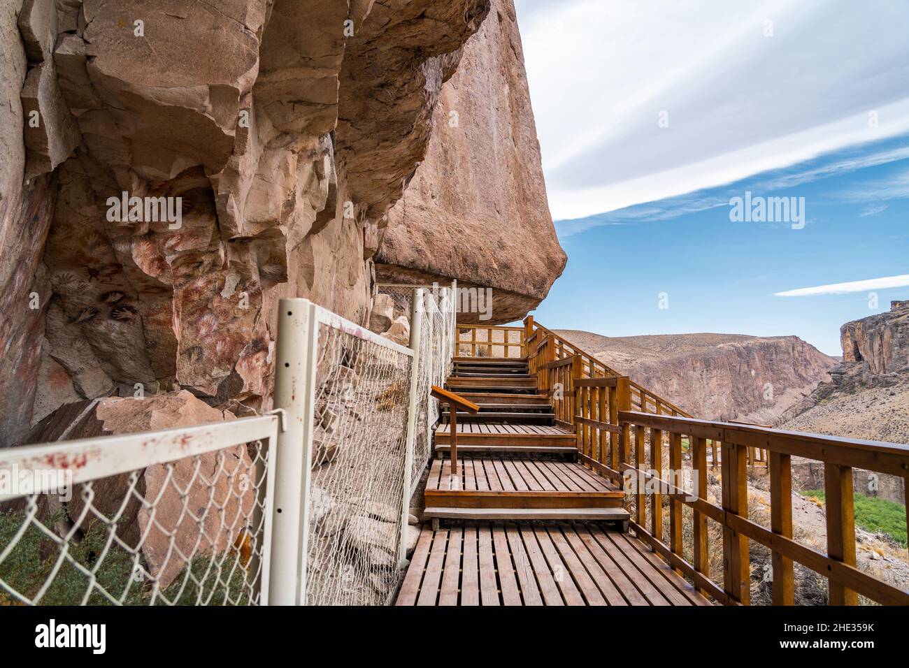 Promenade à la grotte des mains (en espagnol : Cueva de Las Manos) dans la province de Santa Cruz, Patagonie, Argentine.L'art dans la grotte date de 13 000 Banque D'Images