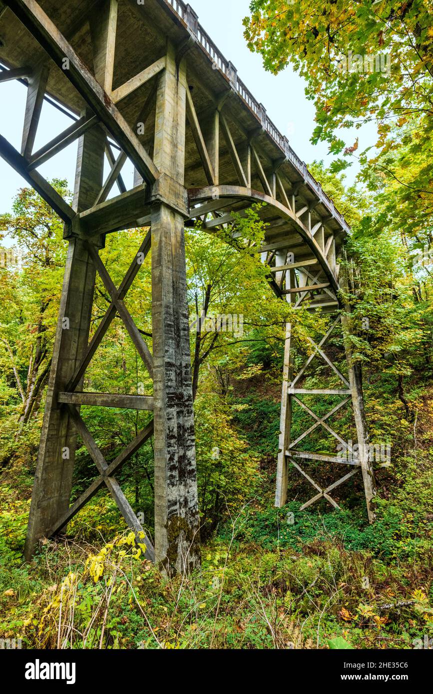 Pont de la route 30 vu du dessous près des chutes de Latourell; gorge de la rivière Columbia; Oregon; États-Unis Banque D'Images