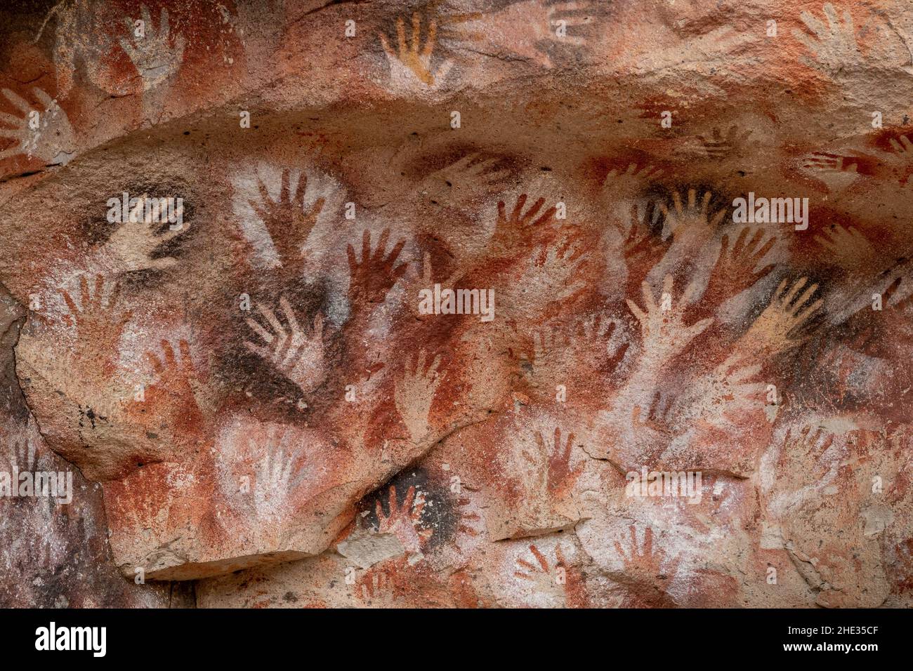 Peintures préhistoriques à la grotte des mains (en espagnol : Cueva de Las Manos) dans la province de Santa Cruz, Patagonie, Argentine.L'art dans la grotte date Banque D'Images
