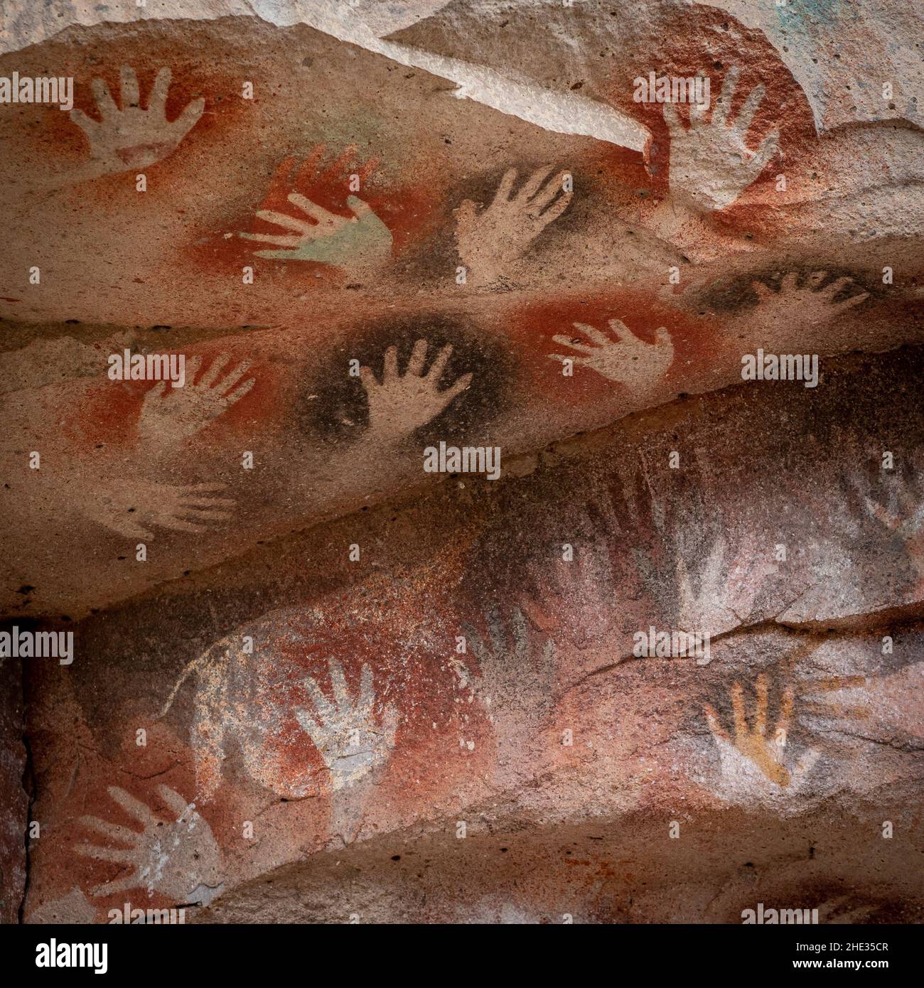 Empreintes préhistoriques à la grotte des mains (en espagnol : Cueva de Las Manos) dans la province de Santa Cruz, Patagonie, Argentine.L'art dans la grotte date Banque D'Images