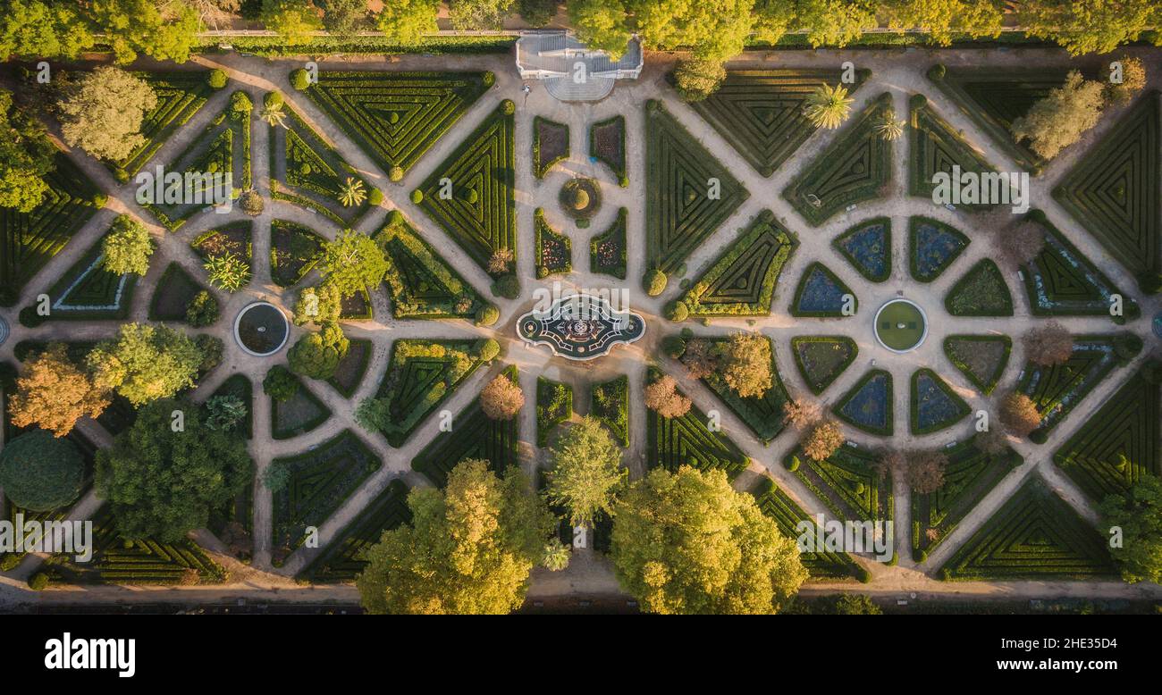 Vue aérienne de haut en bas du jardin botanique d'Ajuda au lever du soleil à Lisbonne, Portugal. Banque D'Images